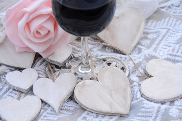 Fotomurales - houten hart decoratie met roze roos en deel van glas wijn