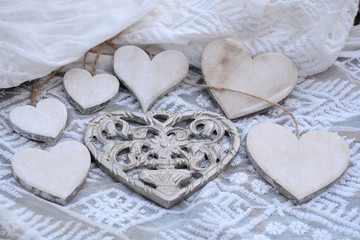 Fotomurales - metalen hart met houten hartjes op transparante stof