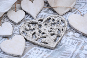 Fotomurales - metalen hart met houten hartjes op transparante stof