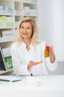 © contrastwerkstatt - apothekerin empfiehlt ein arzneimittel