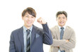 © Liza5450 - ガッツポーズの二人のビジネスマン
