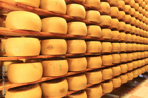 Fotografie, Obraz forme parmigiano reggiano fase di stagionatura
