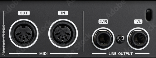 Fotografía MIDI and audio inputs, outputs.