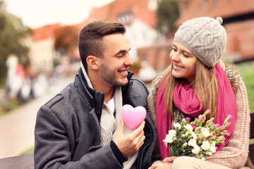 Wall Mural - Couple on Valentine's Day in the park