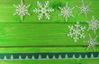 płatki śniegu w zieleni