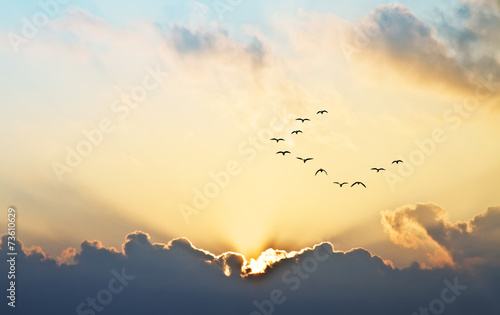 Naklejka na drzwi el sol se asoma entre las nubes