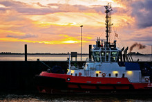 Schleppboot Im Sonnenuntergang – Bremerhaven