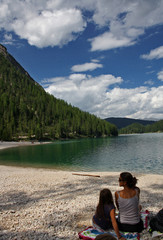 TURISTI IN RELAX AL LAGO DI BRAIES SULLE DOLOMITI