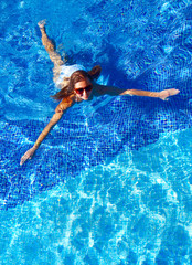 Canvas Print - Beautiful woman in pool