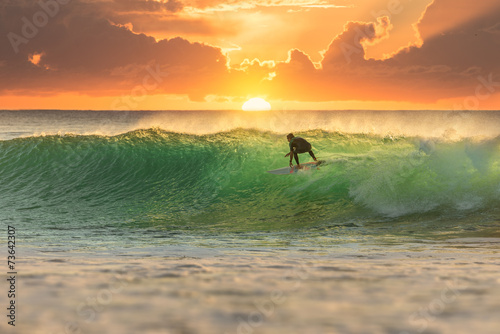 Obraz na płótnie canvas dwuczęściowy "dyptyk" Surfer surfing o wschodzie słońca