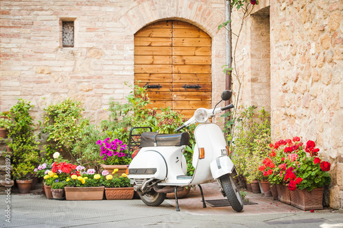 Obraz na płótnie canvas czteroczęściowy "tetraptyk" Jeden z najbardziej popularnych transportu we Włoszech, vintage vespa