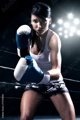 Naklejka na kafelki Sexy woman boxing