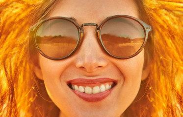 Poster - Portrait of smiling woman in sunglasses