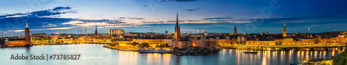 sceniczna-lato-nocy-panorama-sztokholm-szwecja