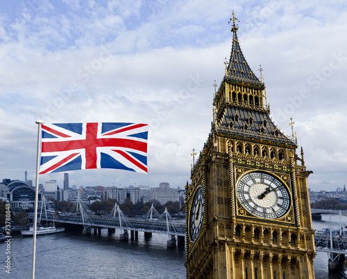 Fototapeta na wymiar London Composing Big Ben, Themse und Nationalflagge