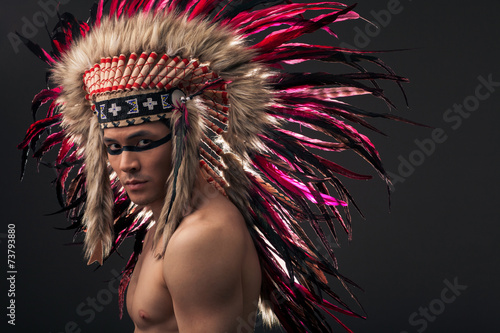 Obraz w ramie Indian strong man with traditional native american make up