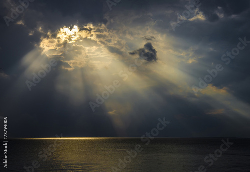 Raggi di luce sul mare attraverso le nuvole Tableau sur Toile