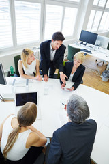 Canvas Print - Team redet beim Meeting am Konferenztisch