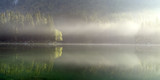 Fototapeta Pomosty - mglisty poranek nad alpejskim jeziorem