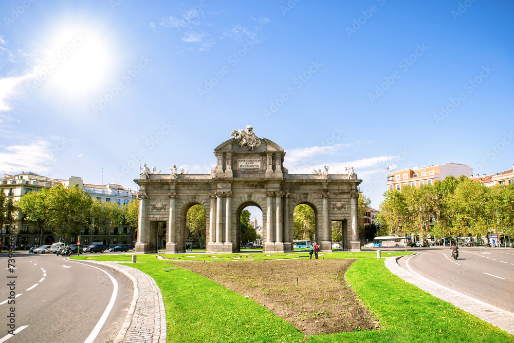 Madrid, The Puerta de Alcala in sunny day. - obrazy, fototapety, plakaty 