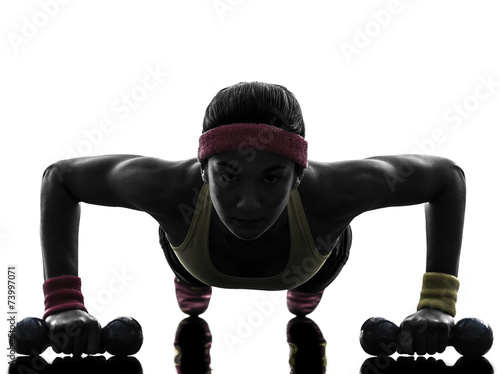 kobieta-cwiczen-fitness-trening-pompek-sylwetka