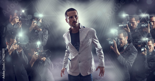 Fotografía Portrait of attractive male vip celebrity posing in front of pho