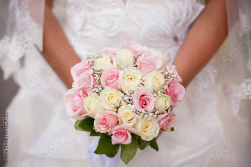 Fotografie, Obraz White and pink wedding bouquet with roses in bride's hands