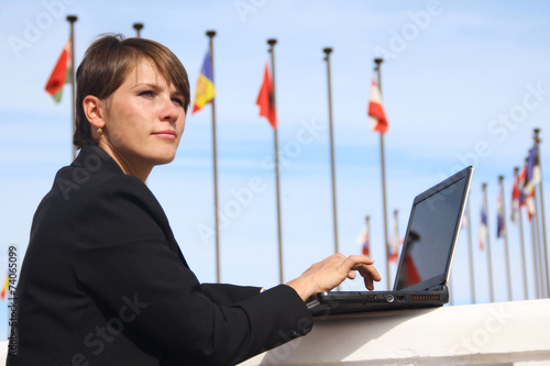 Fotografía business woman working on a background of international flags