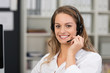 © contrastwerkstatt - lächelnde mitarbeiterin telefoniert mit headset
