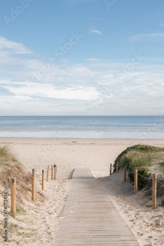 Naklejka na kafelki Wejście na piękną piaszczystą plażę 