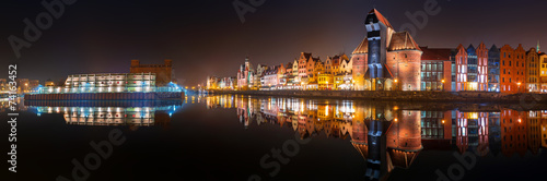 Obraz Dibond Panorama gdańskiego starego miasta z odbiciem w Motławie