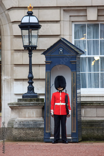 Fotomural British Royal guards guard the entrance to Buckingham Palace