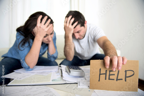 Fotografía stress couple in bad financial situation asking for help