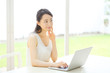 © naka - ノートパソコン・若い女性