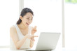© naka - ノートパソコン・若い女性