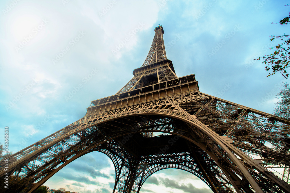 The eiffel tower in paris - obrazy, fototapety, plakaty 