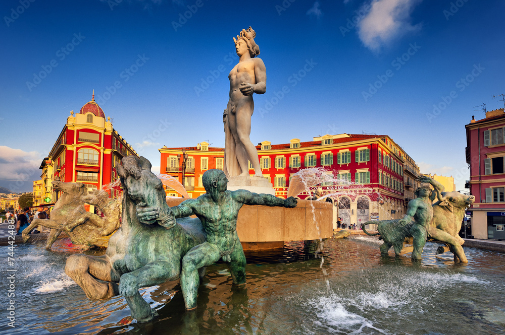 Brunnen am Place Massena in Nizza, Südfrankreich - obrazy, fototapety, plakaty 