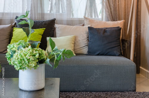 Fotografía plants in white ceramic vase in living room at home