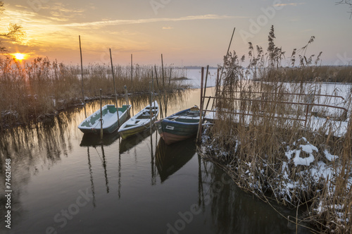 lodki-zacumowane-zima-do-drewnianego-pomostu-osniezone-lodzie