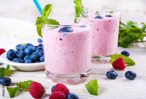 Fotografie, Obraz Milkshake with blueberries, raspberries and mint