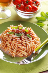 Canvas Print - fusilli al pomodoro con basilico