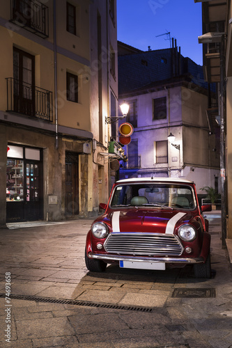 Plakat na zamówienie Voiture rétro dans une rue la nuit