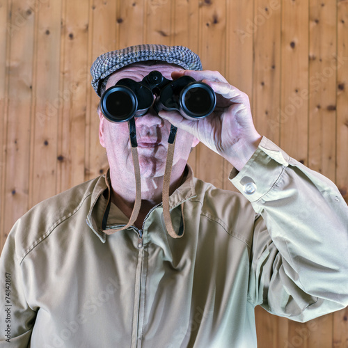 homme qui regarde au loin avec la paire de jumelles Photo Stock Adobe Stock