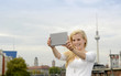 Junge Frau fotografiert mit digital tablet, selfie, Fernsehturm