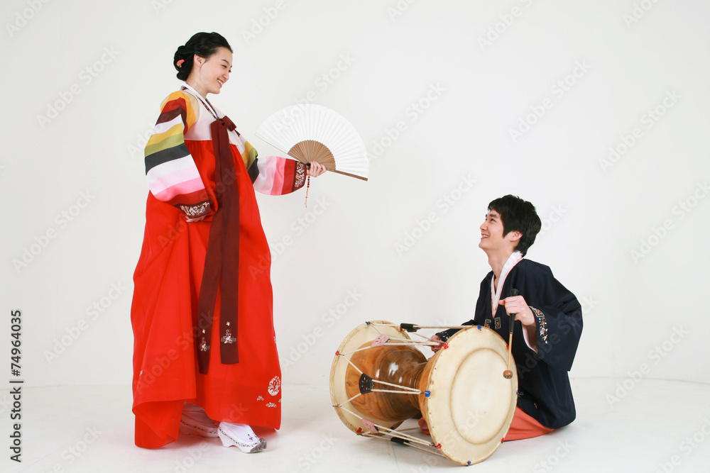 Foto de Stock 한복을 입고 판소리 하는 한국 남성과 한국여성 | Adobe Stock