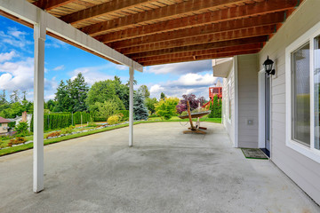 Walkout patio with concrete floor