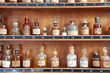 medicamentos antiguos estantería farmacia 7230-f14