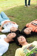 © jsco - 잔디밭에서 햇빛을 즐기는 젊은 사람들