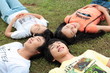 © jsco - 잔디밭에서 햇빛을 즐기는 젊은 사람들