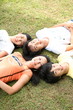 © jsco - 잔디밭에서 햇빛을 즐기는 젊은 사람들